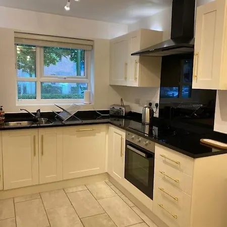Cheerful 4-Bedroom House With Multiple Car Parking Manchester Exterior foto