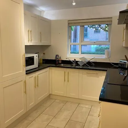 Cheerful 4-Bedroom House With Multiple Car Parking Manchester Exterior foto
