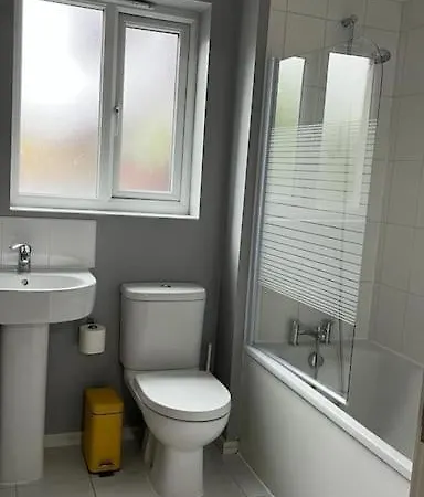 Cheerful 4-Bedroom House With Multiple Car Parking Manchester Exterior foto