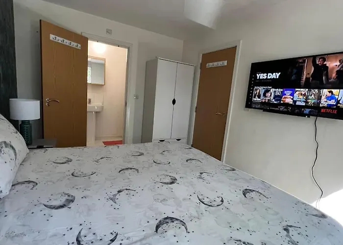 Cheerful 4-Bedroom House With Multiple Car Parking