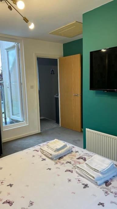 Cheerful 4-bedroom House With Multiple Car Parking *