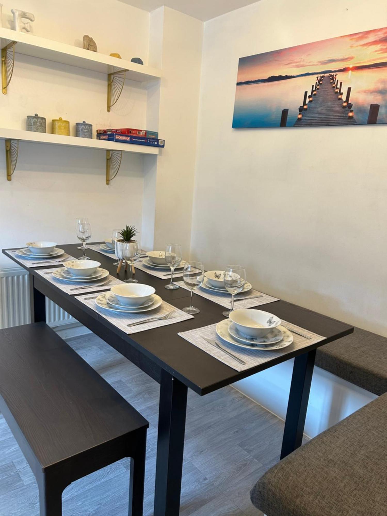 Cheerful 4-bedroom House With Multiple Car Parking Holiday home Manchester