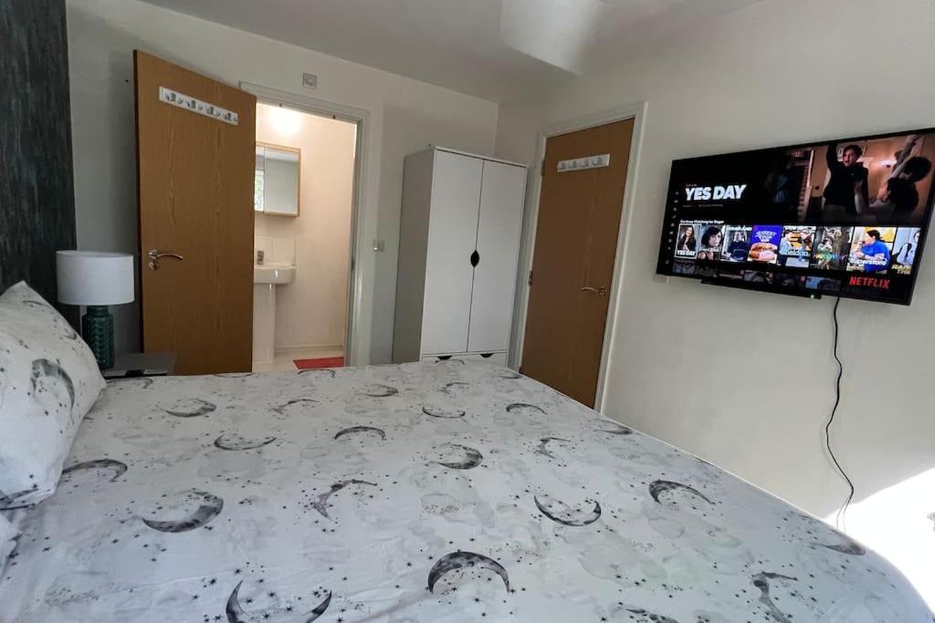 Holiday home Cheerful 4-bedroom House With Multiple Car Parking