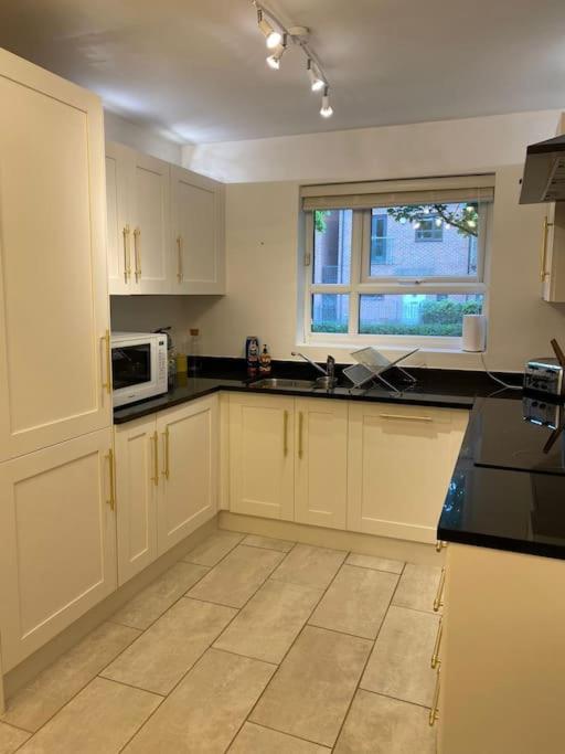 Holiday home Cheerful 4-bedroom House With Multiple Car Parking Manchester