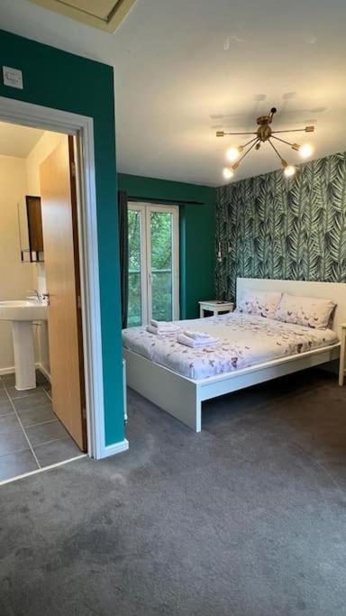 Cheerful 4-bedroom House With Multiple Car Parking Holiday home